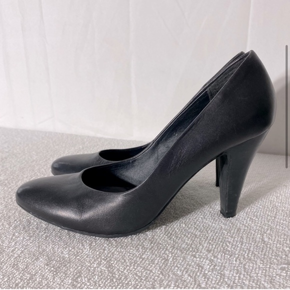First Black Leather Round Toe Pumps Heels 38 - Picture 4 of 14